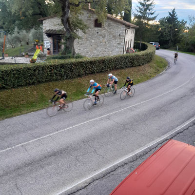 Noch spät abends fuhren Teilnehmer der 209km Strecke an unserem Haus vorbei
