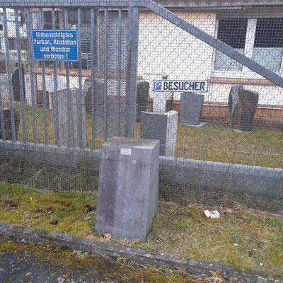 Der Stein mit unserem Treffpunkt-Schild
