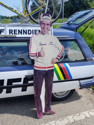 Hennes Junkermann (als Pappmann) .....