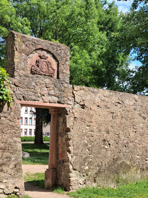 Torbogen mit Wappen in Dieburg