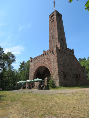 Der Bismarckturm mit seiner kleinen Turmbewirtschaftung des Drachenfelsvereins ist erreicht