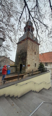 Der Schiefe Turm von Gau-Weinheim.