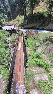 Holzkanal zur Umleitung von Wasser für eine Mini-Mehlmühle