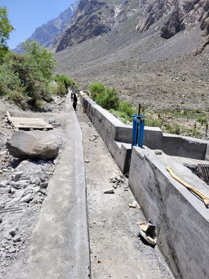 Instandsetzungsarbeiten am Kanal (Sur laspur) durch die örtliche Gemeinde