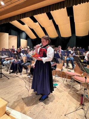 Theresa führt durch das Programm