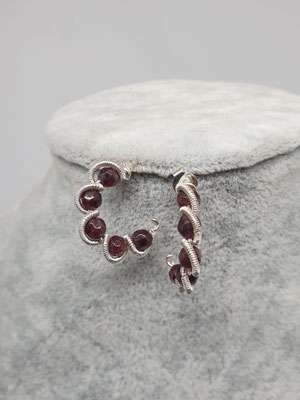 Art.Nr.: 6313, Creolen aus Sterling- und Feinsilber mit Granatperlen. Gesamtlänge ca. 2,5cm  (€45.-)