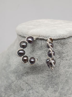Art.Nr.: 6313, Creolen aus Sterling- und Feinsilber mit grauen Süßwasserperlen. Gesamtlänge ca. 2,5cm  (€45.-)