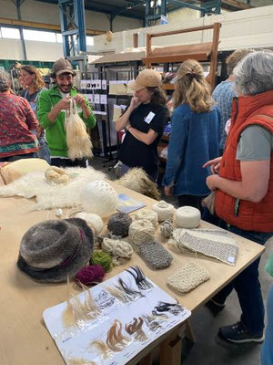 des participants au woolmix autour d'objets en laine