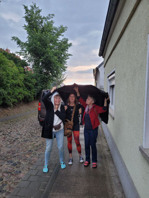 Ingrid und Inka Engmann mit Ingeborg Teetz vom Regenguss überrascht