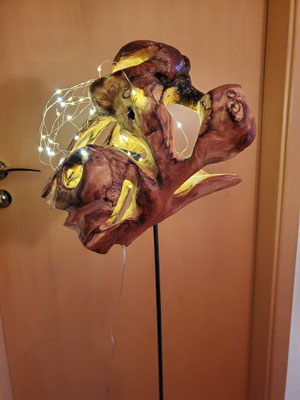 Ursel Bohn, "Grandioses Duo/Licht-Schatten/Hell-Dunkel", Apfel ( auf Holz)  mit LED-Beleuchtung  Schleifarbeit geölt. 580,-€