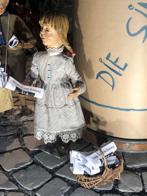 Zeitungsmädchen in der Milieukrippe (Milieukrippe Lyskirchen)