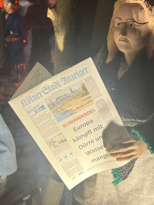 Die Zeitungsleser in der Miluiekrippe erinnern an den Klimawandel