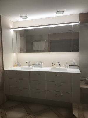 Neues Badezimmermöbel mit Spiegelschrank, EFH Rothenburg