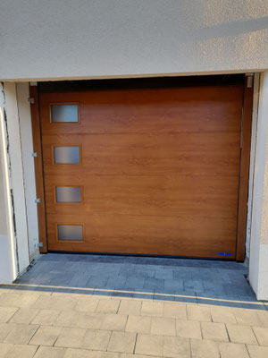 Porte de garage modèle decograin chêne doré, avec hublos latéral.