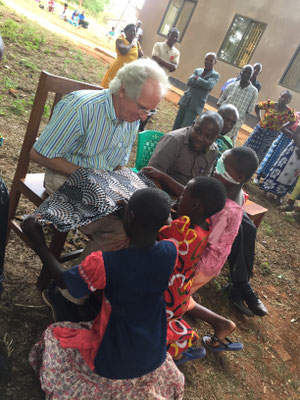 Die operierten Kinder in Mbinga bedanken sich bei Dr. Grasbon und überreichen ihm ein Geschenk