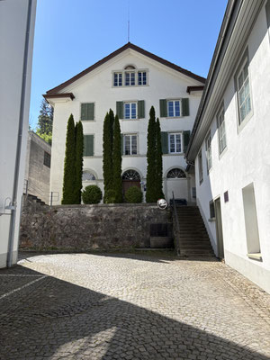 Rechts Treppe hinauf, durch Holztüre, es hat keine Klingel, 2. Stock, nach Glastüre rechts