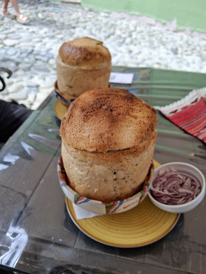 Ciorbă de pâine, traditionelle Bohnensuppe im Brot, exzellent!