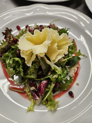 Salatfeuerwerk mit Himbeerbalsamico und Tete-de-Moine