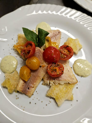 Wacholderforelle mit Balsamico Tomaten und einer Pestocreme