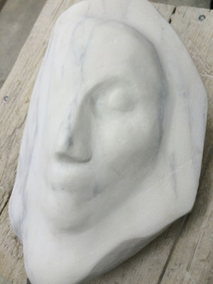 Gesicht in Wasser Steinskulptur Abelina Carissima Magometschnigg
