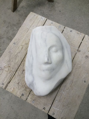 Gesicht in Wasser Steinskulptur Abelina Carissima Magometschnigg