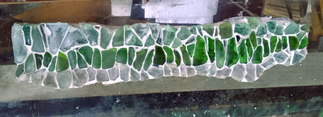 MOSAÏQUE RECOLTE DE PLAGE ET DE RUE VERRE POLI SUR plaque de résine  8/33CM  C. DELANNOY