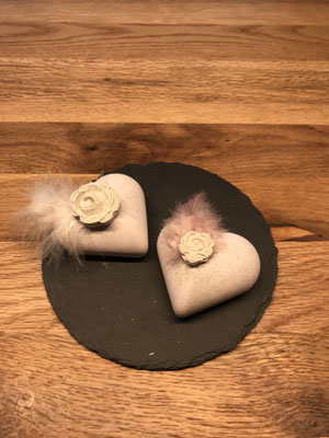 Betonherz dekoriert mit Rose 