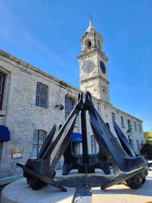 historischer Clocktower am Royal Naval Dockyard