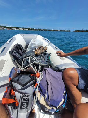 Dinghie beladen mit Mist, Altöl und Wäsche
