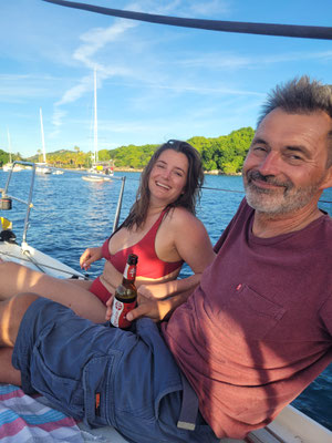 Happy family auf dem Vordeck beim Sundowner