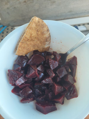 Salat aus eingelegten roten Rüben mit Fladenbrot