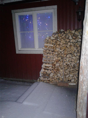 ein bisschen Holz vor der Hütte