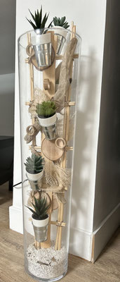 décoration pot en verre avec bois flotté et plante verte