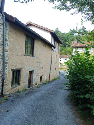 Descente dans le faubourg médiéval du Pont-de-Noblat...