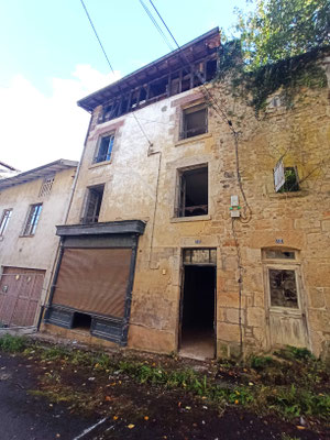 Une des maisons en péril, avec son grenier à claire-voie, ouvert, pour faire autrefois sécher les peaux tannées.