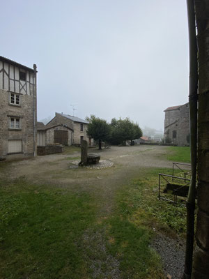 La place des Coopérateurs, derrière la collégiale, bientôt aboutissement du jardin urbain qui sera créé par la commune pour faire le trait d'union avec la rue de la République en contrebas.