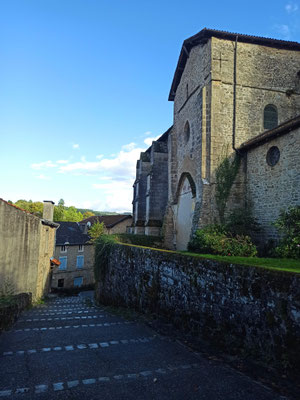 L'escalier qui mène depuis la place des Coopérateurs à la rue des Ursulines. A gauche, l'arrière des maisons qui abriteront le futur jardin.