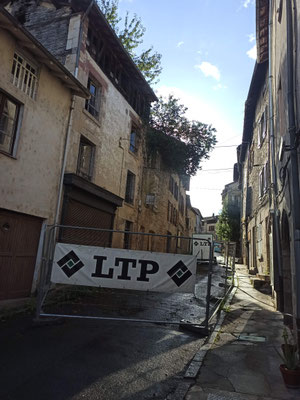 Rue de la République, en contrebas de la collégiale : périmètre sécurisé face aux 3 maisons en péril, dont les soubassements seront conservés pour abriter, à l'arrière, le jardin urbain.