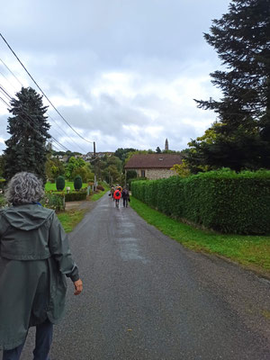 Le retour vers le bourg dont on distingue le clocher de la collégiale au loin.
