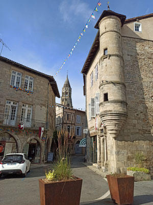 Place de la République : tour ronde du XVIIe siècle, maison médiévale à gauche, au fond le clocher de la collégiale.