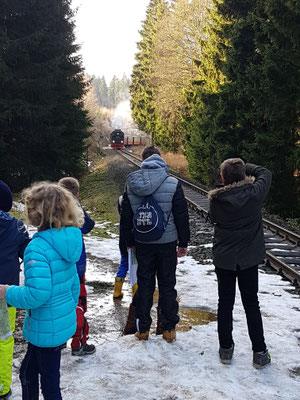 Die Schüler warten auf die Harzquerbahn
