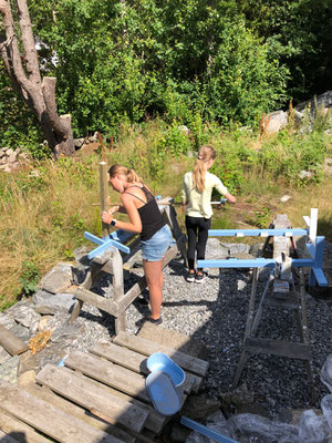 Astrid och Stella målar hindren. Käpphästtävling 2020. Foto: Jennie Gabrielsson