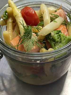Pasta mit Spargel, Lachs und frischem Gemüse