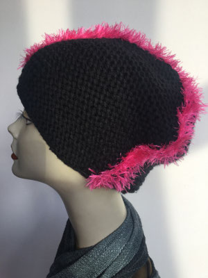 Wi 109d - High-Tech Supermodell  gestrickt - schwarz-pink, mit Hahnenkamm - Kopfbedeckung nach Chemo