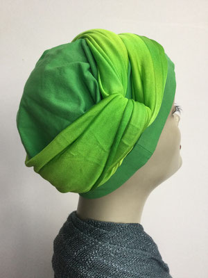 G 83 - Kopfbedeckungen kaufen - Seidenjersey-Foulard und Chäppli - elegant und klassisch - kräftiges Lindengrün