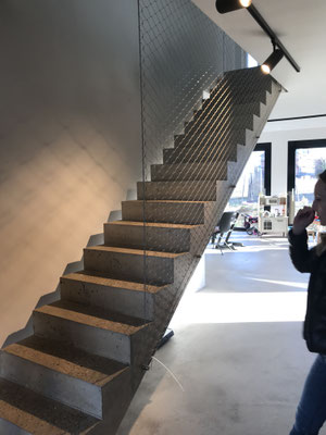 Betontreppe mit Stahlnetz