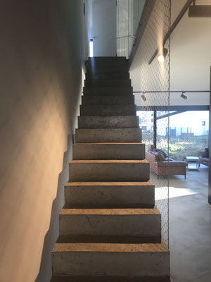 Betontreppe mit Stahlnetz
