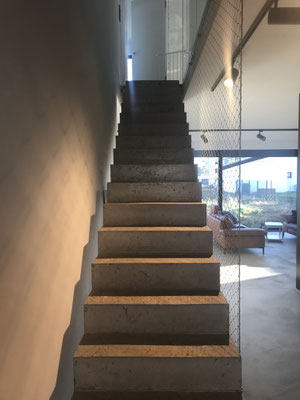 Betontreppe mit Stahlnetz