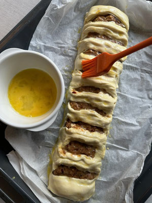 Vor dem Backen mit Ei oder Pflanzenmilch bestreichen