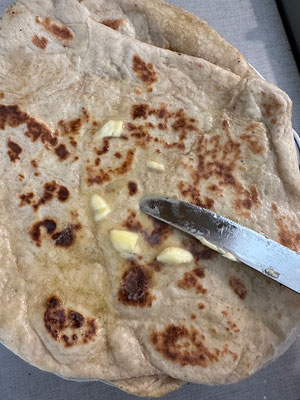 ...dann direkt mit Butter bestreichen.